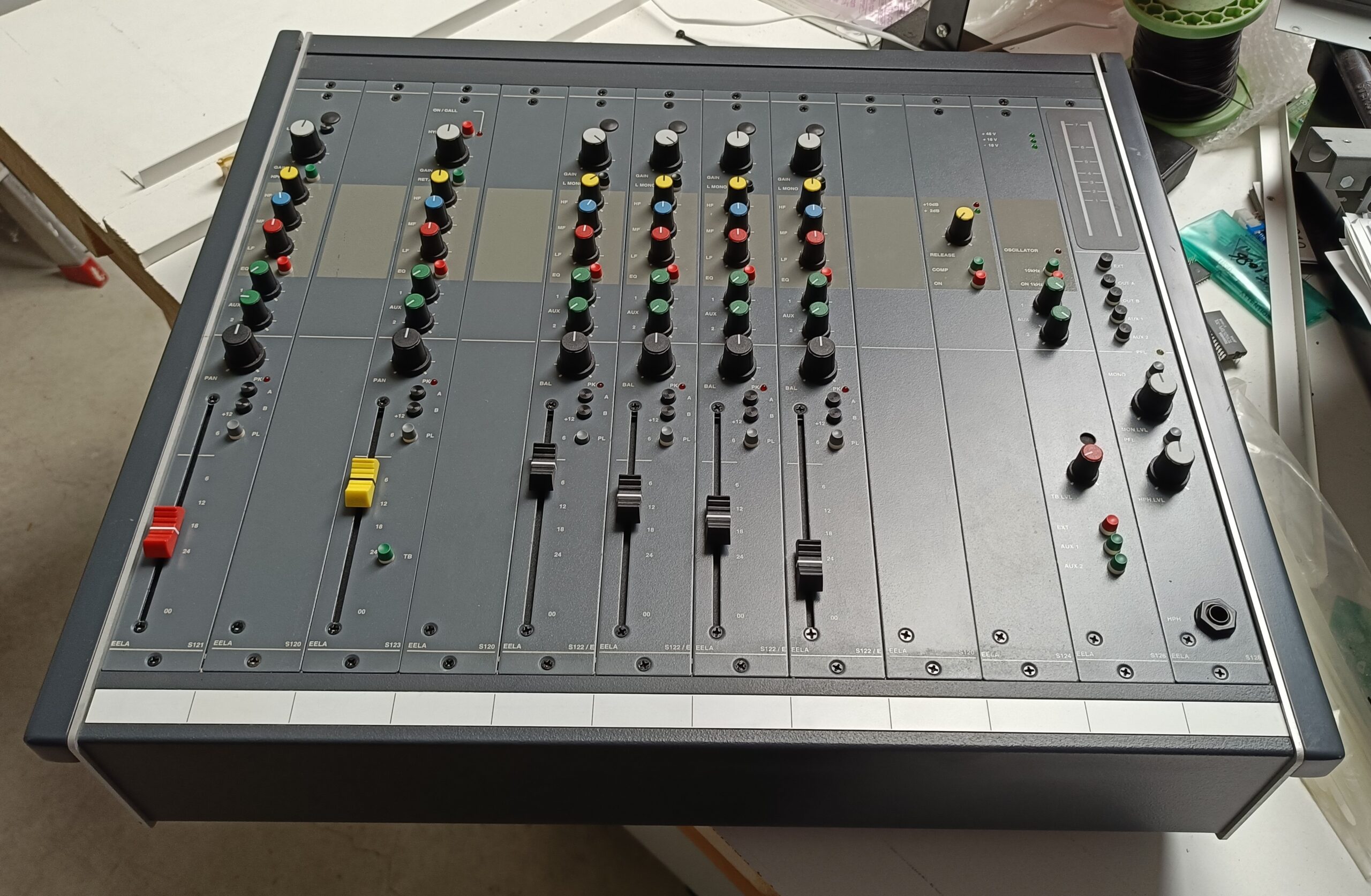 Eela Audio S120 PA mengtafel